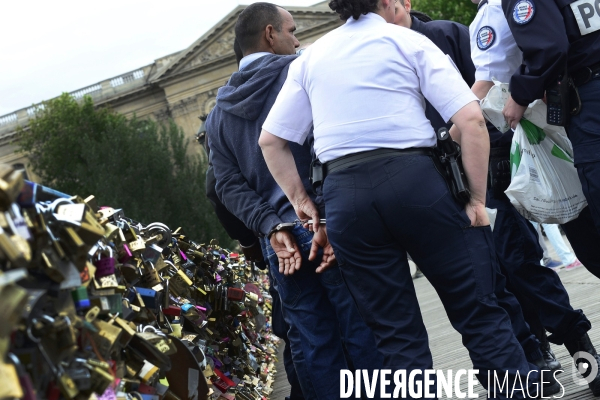 Paris Bridges Prisoner of The Love locks. Les Ponts de Paris prisonnier des cadenas d amour.