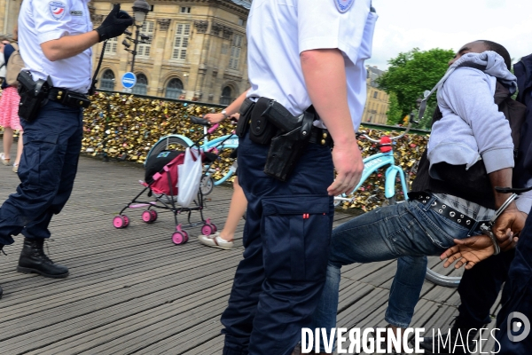Paris Bridges Prisoner of The Love locks. Les Ponts de Paris prisonnier des cadenas d amour.