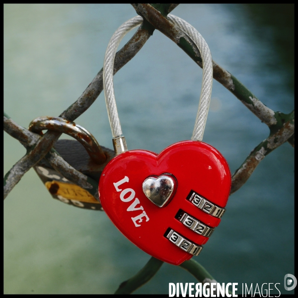 Paris Bridges Prisoner of Love locks. Les Ponts de Paris prisonnier des cadenas d amour.