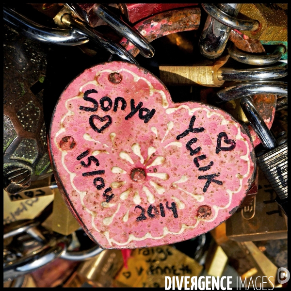 Paris Bridges Prisoner of Love locks. Les Ponts de Paris prisonnier des cadenas d amour.