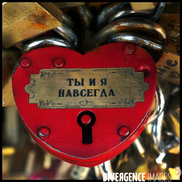 Paris Bridges Prisoner of Love locks. Les Ponts de Paris prisonnier des cadenas d amour.