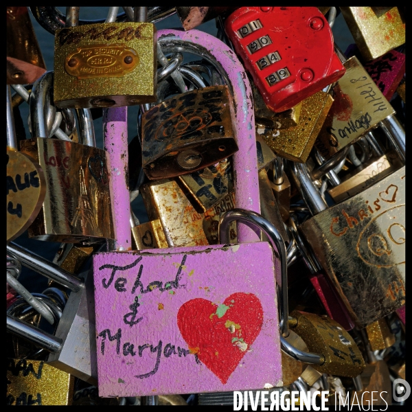 Paris Bridges Prisoner of Love locks. Les Ponts de Paris prisonnier des cadenas d amour.