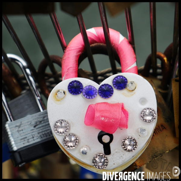 Paris Bridges Prisoner of Love locks. Les Ponts de Paris prisonnier des cadenas d amour.