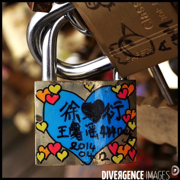 Paris Bridges Prisoner of Love locks. Les Ponts de Paris prisonnier des cadenas d amour.