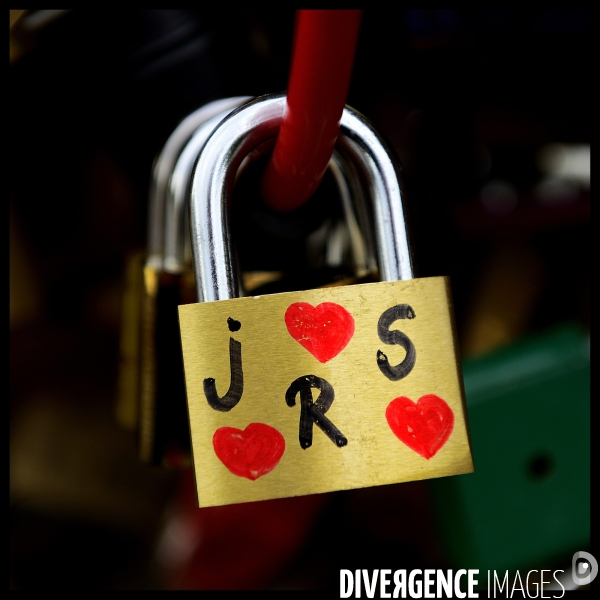 Paris Bridges Prisoner of Love locks. Les Ponts de Paris prisonnier des cadenas d amour.