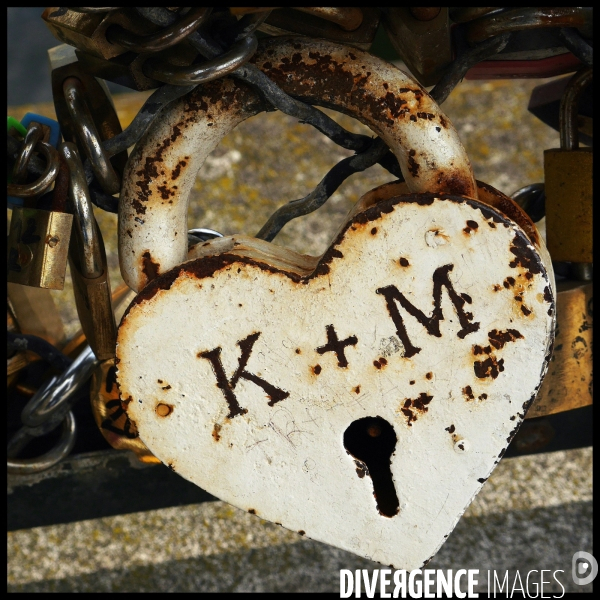Paris Bridges Prisoner of Love locks. Les Ponts de Paris prisonnier des cadenas d amour.