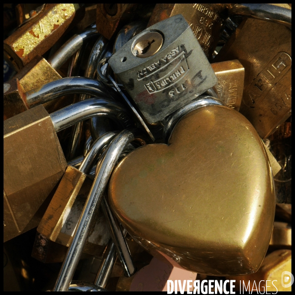 Paris Bridges Prisoner of Love locks. Les Ponts de Paris prisonnier des cadenas d amour.