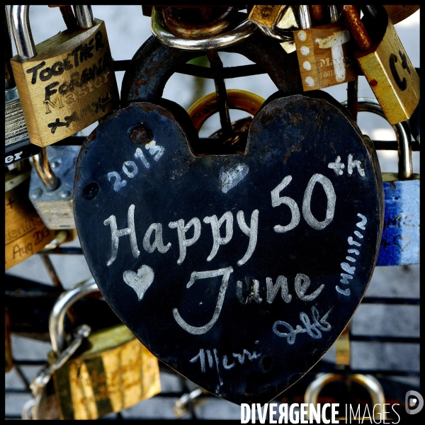Paris Bridges Prisoner of Love locks. Les Ponts de Paris prisonnier des cadenas d amour.