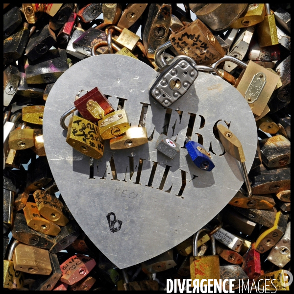 Paris Bridges Prisoner of Love locks. Les Ponts de Paris prisonnier des cadenas d amour.