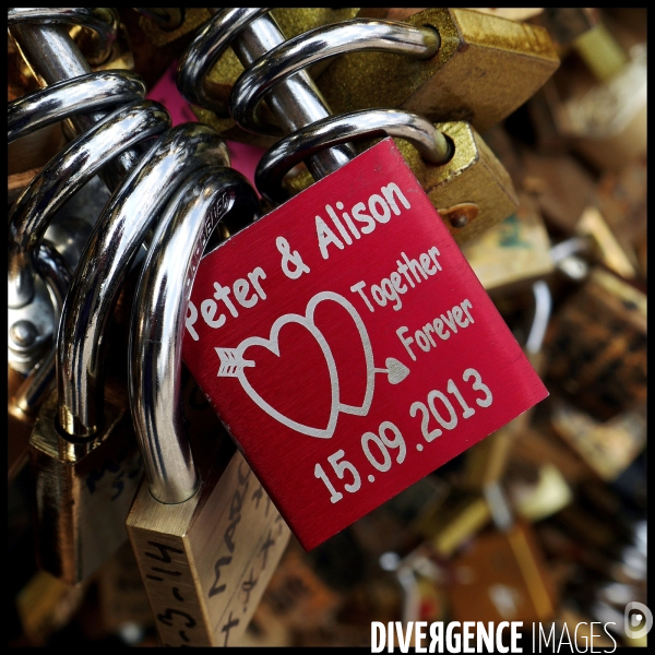 Paris Bridges Prisoner of Love locks. Les Ponts de Paris prisonnier des cadenas d amour.