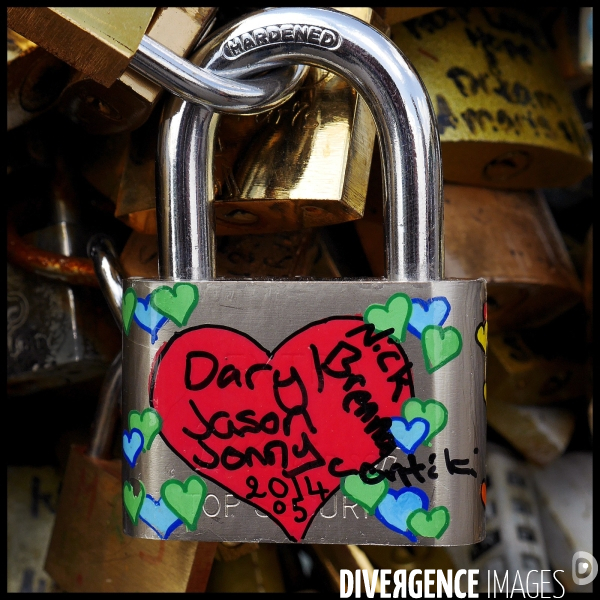 Paris Bridges Prisoner of Love locks. Les Ponts de Paris prisonnier des cadenas d amour.