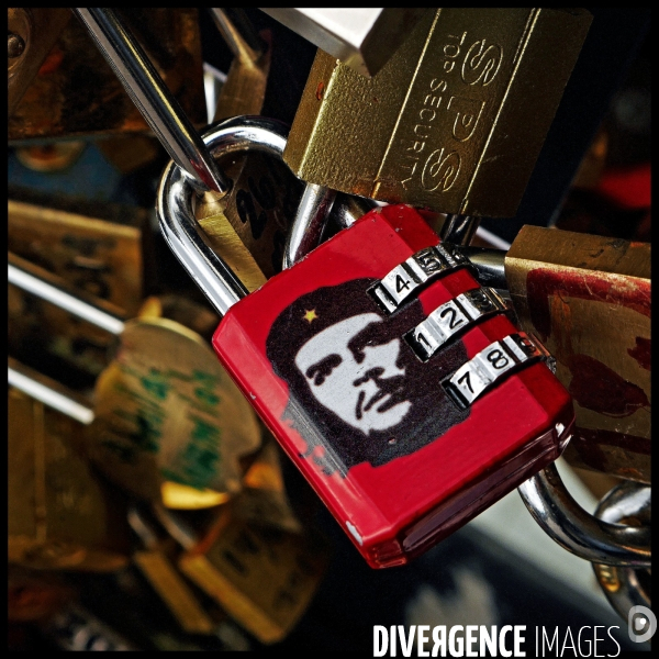 Paris Bridges Prisoner of Love locks. Les Ponts de Paris prisonnier des cadenas d amour.