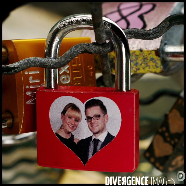 Paris Bridges Prisoner of Love locks. Les Ponts de Paris prisonnier des cadenas d amour.