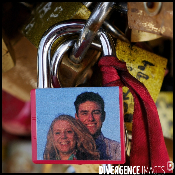 Paris Bridges Prisoner of Love locks. Les Ponts de Paris prisonnier des cadenas d amour.