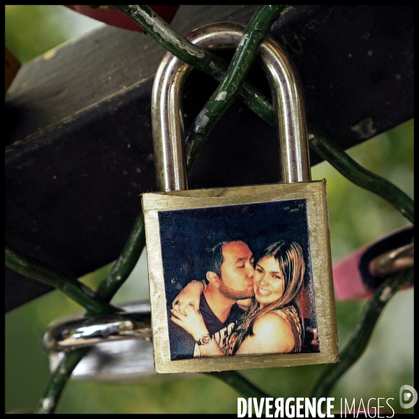 Paris Bridges Prisoner of Love locks. Les Ponts de Paris prisonnier des cadenas d amour.