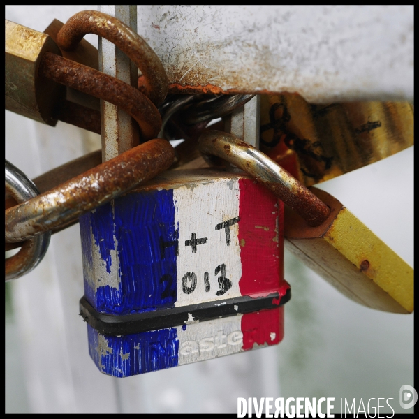 Paris Bridges Prisoner of Love locks. Les Ponts de Paris prisonnier des cadenas d amour.