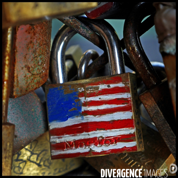 Paris Bridges Prisoner of Love locks. Les Ponts de Paris prisonnier des cadenas d amour.