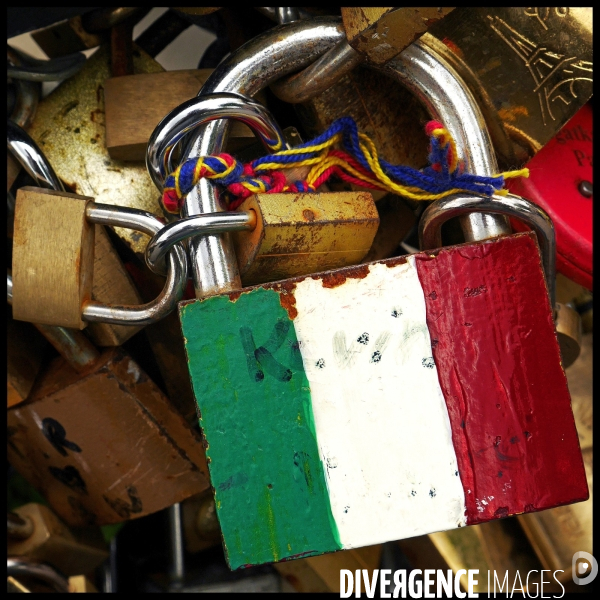 Paris Bridges Prisoner of Love locks. Les Ponts de Paris prisonnier des cadenas d amour.