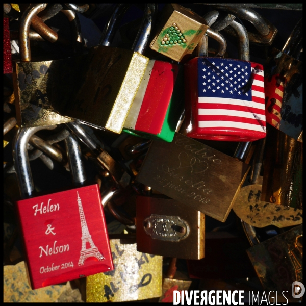 Paris Bridges Prisoner of Love locks. Les Ponts de Paris prisonnier des cadenas d amour.