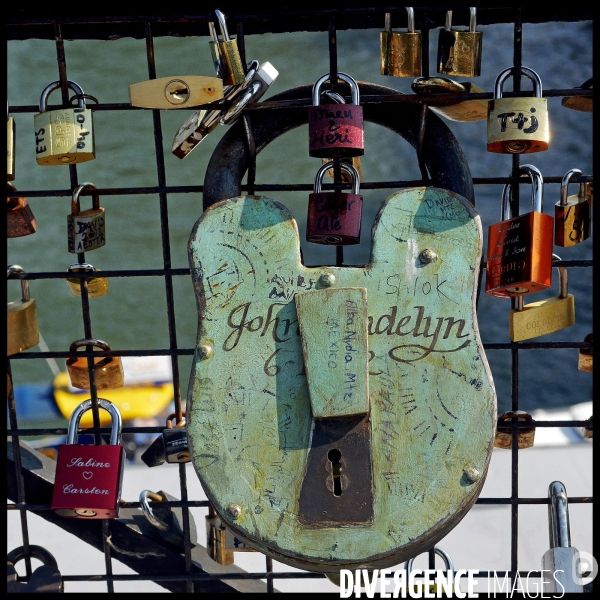 Paris Bridges Prisoner of Love locks. Les Ponts de Paris prisonnier des cadenas d amour.