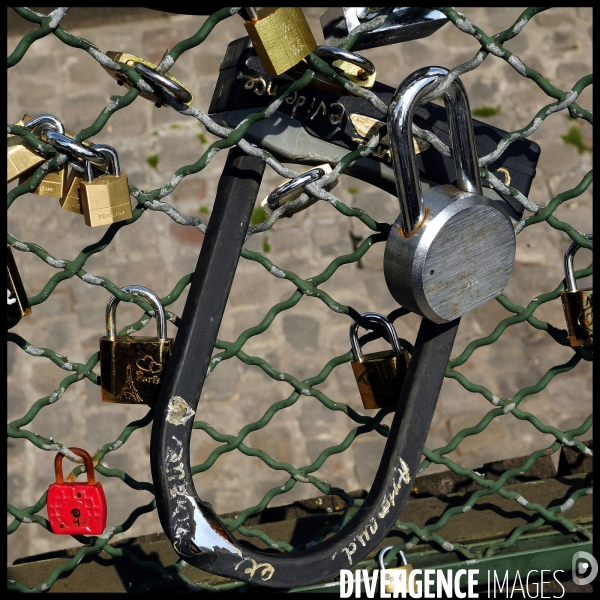 Paris Bridges Prisoner of Love locks. Les Ponts de Paris prisonnier des cadenas d amour.