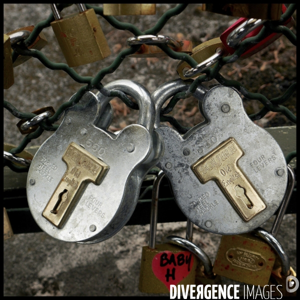 Paris Bridges Prisoner of Love locks. Les Ponts de Paris prisonnier des cadenas d amour.