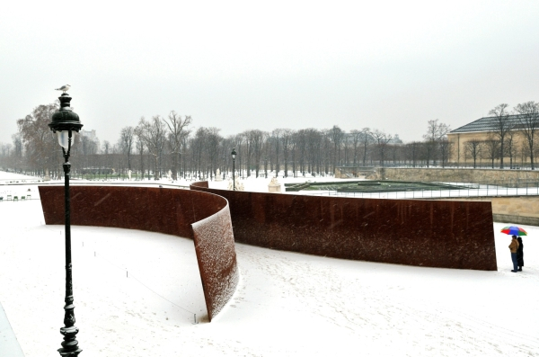 Archives : art contemporain.  Le jardin des Tuileries .La sculpture Clara-Clara de l artiste Richard Serra dans le jardin des Tuileries sous la neige.