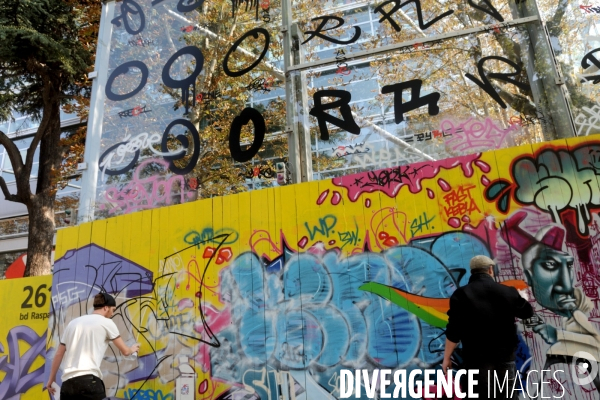 Archives : art contemporain.A la fondation Cartier, Intervention de taggers durant l exposition Né dans la rue Graffiti