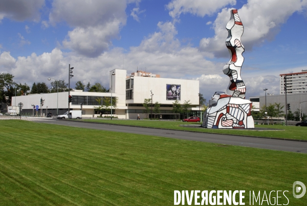 Archives : art contemporain.Oeuvre de Jean Dubuffet devant le MACVAL