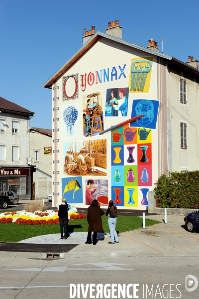 Archives : art contemporain.Mur peint, oeuvre de la societe CiteCreation  en hommage a l histoire industrielle de la ville d Oyonnax