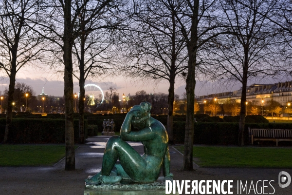 Archives : art contemporain.Sculpture de Maillol, la Mediterranee dans le froid de l hiver parisien