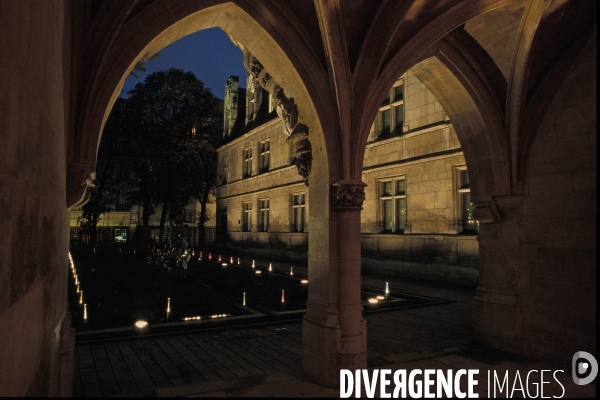 Archives : art contemporain.Mise en lumiere du jardin medieval du Musee National du Moyen Age par la conceptrice lumiere  Anne Bureau