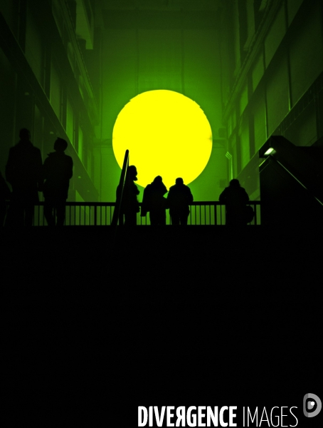 Archives : art contemporain. Installation dans le Turbine Hall de la Tate Modern par l  artiste  Olafur Eliasson