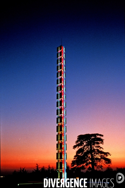Archives : art contemporain. Gnomon, oeuvre de Bernard Gerboud a laeroport de Roissy