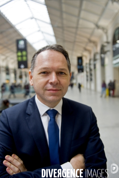 Portrait de Patrick Ropert, directeur de SNCF Gares et Connexions dans la gare Saint Lazare.