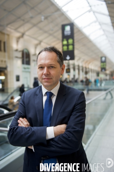 Portrait de Patrick Ropert, directeur de SNCF Gares et Connexions dans la gare Saint Lazare.