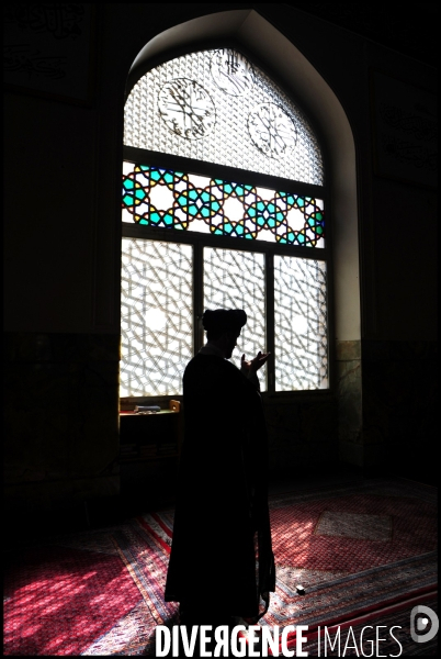 The kingdom of mullahs in Islamic Iran. Le royaume des mollahs en Iran islamique.