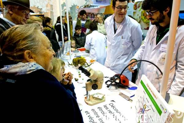 Salon de l Agriculture 2015.L  ANSES, agence nationale de securite sanitaire de l alimentation our les humains et les animaux.Animation qui demontre les liens etroits entre les insectes et le vegetal.