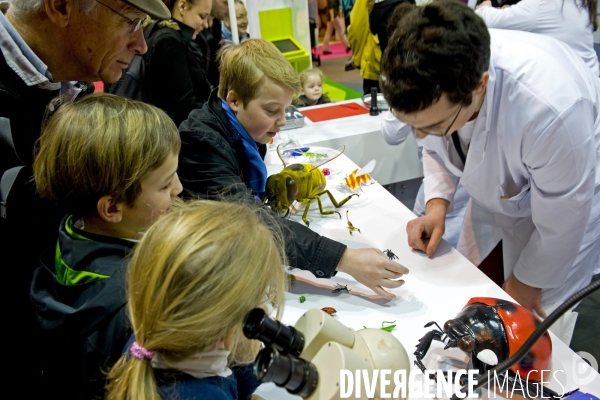 Salon de l Agriculture 2015.L  ANSES, agence nationale de securite sanitaire de l alimentation our les humains et les animaux.Animation qui demontre les liens etroits entre les insectes et le vegetal.