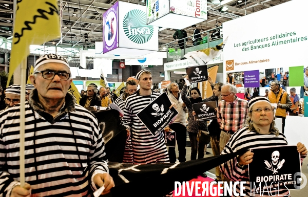 Salon de l agriculture 2015.Salon de l agriculture.Manifestation de la Confederation paysanne contre la Biopiraterie