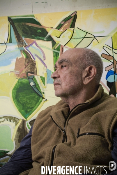 Hervé Télémaque, artiste peintre dans son atelier, pour son expo à Beaubourg