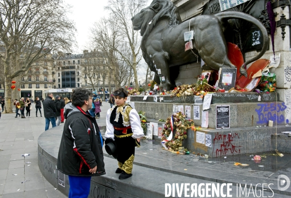 Illustration Fevrier 2015. Je suis Charlie.Un enfant deguise en Zorro, place de la Republique, au pied de la statue