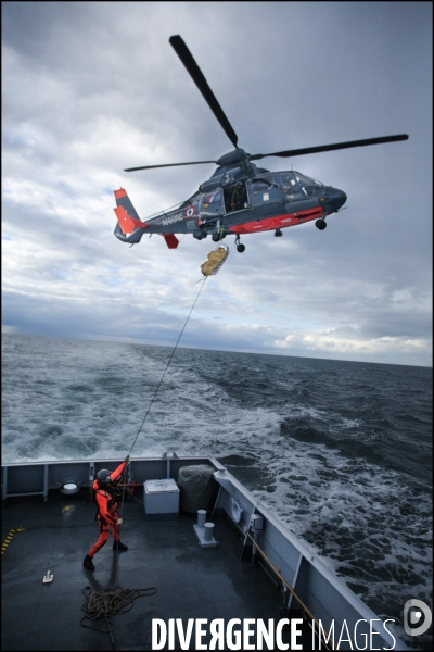 Une semaine avec les  Saint-Bernard  des mers, La flottille 35 F de la marine nationale basée à Lanvéoc-Poulmic et son  Dauphin de service public , spécialistes du sauvetage en mer.