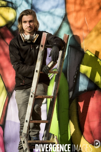 Le street artist graffeur SETH (Julien MALLAND) réalise une oeuvre commandée par L association le M.U.R (Modulable, Urbain Réactif), tue Oberkampf.