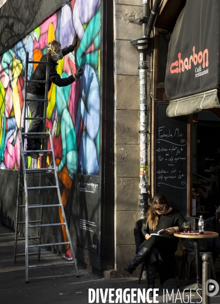 Le street artist graffeur SETH (Julien MALLAND) réalise une oeuvre commandée par L association le M.U.R (Modulable, Urbain Réactif), tue Oberkampf.
