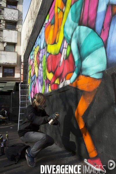 Le street artist graffeur SETH (Julien MALLAND) réalise une oeuvre commandée par L association le M.U.R (Modulable, Urbain Réactif), tue Oberkampf.