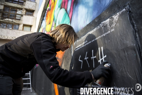 Le street artist graffeur SETH (Julien MALLAND) réalise une oeuvre commandée par L association le M.U.R (Modulable, Urbain Réactif), tue Oberkampf.