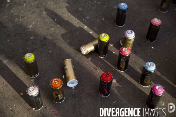 Le street artist graffeur SETH (Julien MALLAND) réalise une oeuvre commandée par L association le M.U.R (Modulable, Urbain Réactif), tue Oberkampf.