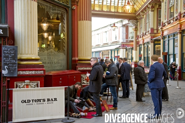 Ici Londres !Sous les arcades a l architecture victorienne, de Leadenhall market, un cireur de chaussures s active a l heure du dejeuner