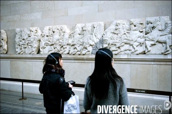 Ici Londres ! Au British museum, devant la frise du Parthenon.